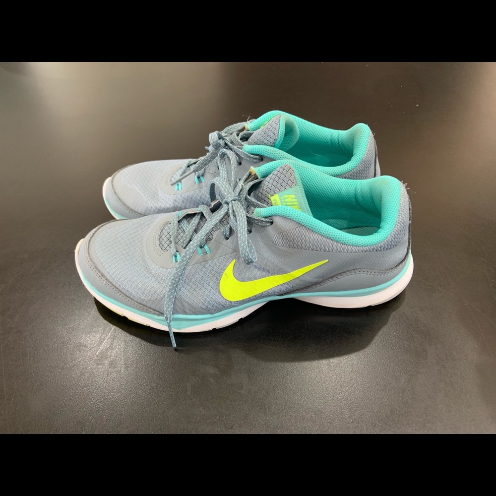Nike tennis shoes size 8